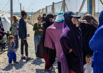 Francia repatrió a 15 mujeres y 40 niños de campos yihadistas en Siria