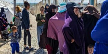 Francia repatrió a 15 mujeres y 40 niños de campos yihadistas en Siria
