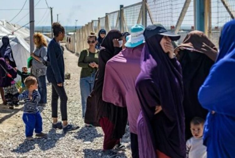Francia repatrió a 15 mujeres y 40 niños de campos yihadistas en Siria