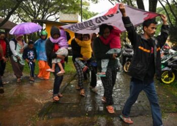 Habitantes de Cugenang, Indonesia, buscan un lugar más seguro, asustados por una fuerte réplica el 23 de noviembre de 2022 después del terremoto mortal que sacudió el 21 de noviembre de 2022 el oeste de la isla de Java. Foto: AFP.