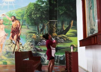 Una fiel católica reza frente a una imagen de la Virgen María en la Catedral Metropolitana de Managua, Nicaragua, donde la represión religiosa preocupa a Estados Unidos. Foto: AFP.