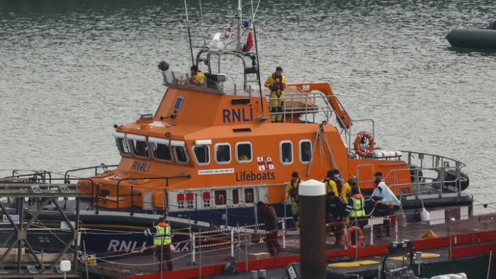 Migrantes rescatados en el mar cuando trataban de cruzar el canal de la Mancha desembarcan de un navío de rescate martítimo británico, el 14 de diciembre de 2022 en el puerto de Dover, al sur de Inglaterra. Foto: AFP.