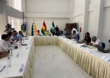 Organizaciones sociales piden ser tomados en cuenta de las determinaciones del Censo. En la imagen, la reunión entre autoridades estatales y el Comité Interinstitucional de Santa Cruz. Foto: Magerlyn Quintanilla.