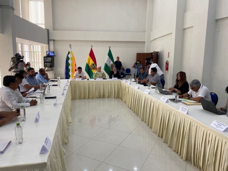 Organizaciones sociales piden ser tomados en cuenta de las determinaciones del Censo. En la imagen, la reunión entre autoridades estatales y el Comité Interinstitucional de Santa Cruz. Foto: Magerlyn Quintanilla.