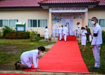 El rey de Tailandia visitará a los supervivientes del tiroteo en una guardería