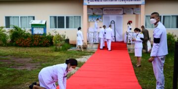 El rey de Tailandia visitará a los supervivientes del tiroteo en una guardería