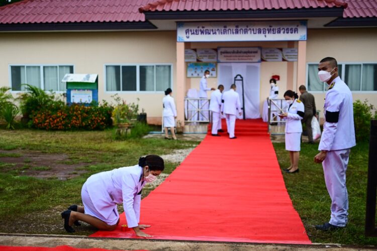El rey de Tailandia visitará a los supervivientes del tiroteo en una guardería