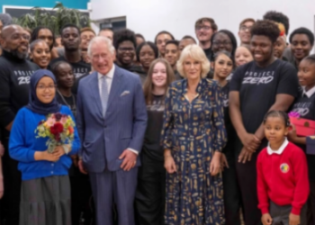 Los rey Carlos III y su esposa Camila visitan la organización Proyecto Cero en Walthamstow, al este de Londres, el 18 de octubre de 2022. Foto: AFP.