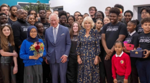 Los rey Carlos III y su esposa Camila visitan la organización Proyecto Cero en Walthamstow, al este de Londres, el 18 de octubre de 2022. Foto: AFP.