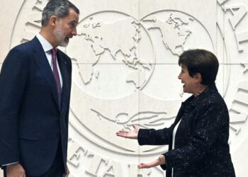 El Rey Felipe VI de España se reúne con la Directora Gerente del Fondo Monetario Internacional (IM), Kristalina Georgieva, el 2 de diciembre de 2022, en la sede del FMI en Washington, DC. Foto: AFP.