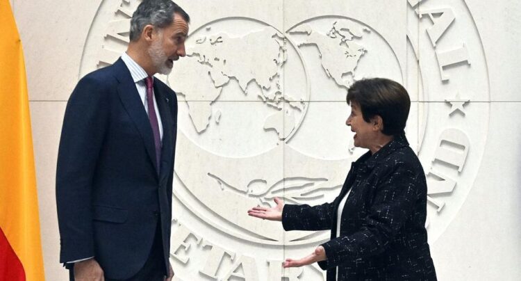 El Rey Felipe VI de España se reúne con la Directora Gerente del Fondo Monetario Internacional (IM), Kristalina Georgieva, el 2 de diciembre de 2022, en la sede del FMI en Washington, DC. Foto: AFP.