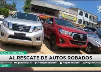 En la captura de Meganoticias se ve el vehículo robado, rojo, al centro.