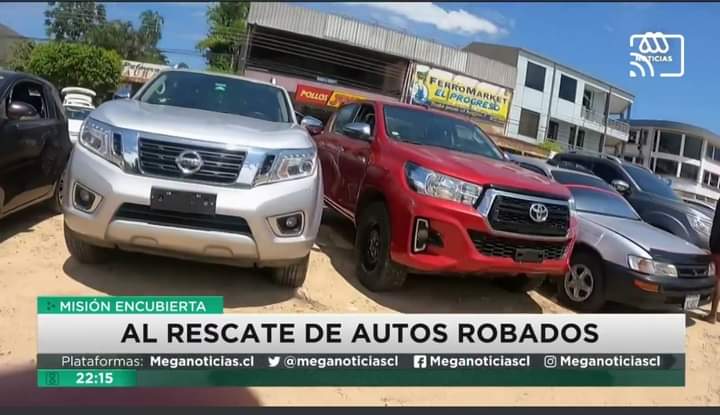 En la captura de Meganoticias se ve el vehículo robado, rojo, al centro.