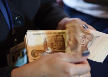 Una mujer estafa Bs 90.000 a un adulto mayor