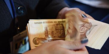Una mujer estafa Bs 90.000 a un adulto mayor