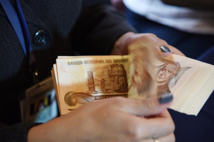 Una mujer estafa Bs 90.000 a un adulto mayor