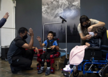 David Zabala, un niño mexicano de 8 años con parálisis cerebral, asistido en terapia con exoesqueleto, el 18 de octubre de 2022. Foto: AFP.
