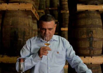 El maestro ronero cubano Asbel Morales prueba el ron Havana Club, en la destilería San José de Havana Club, en San José de las Lajas, provincia de Mayabeque, Cuba, el 15 de marzo de 2018. Foto: AFP.