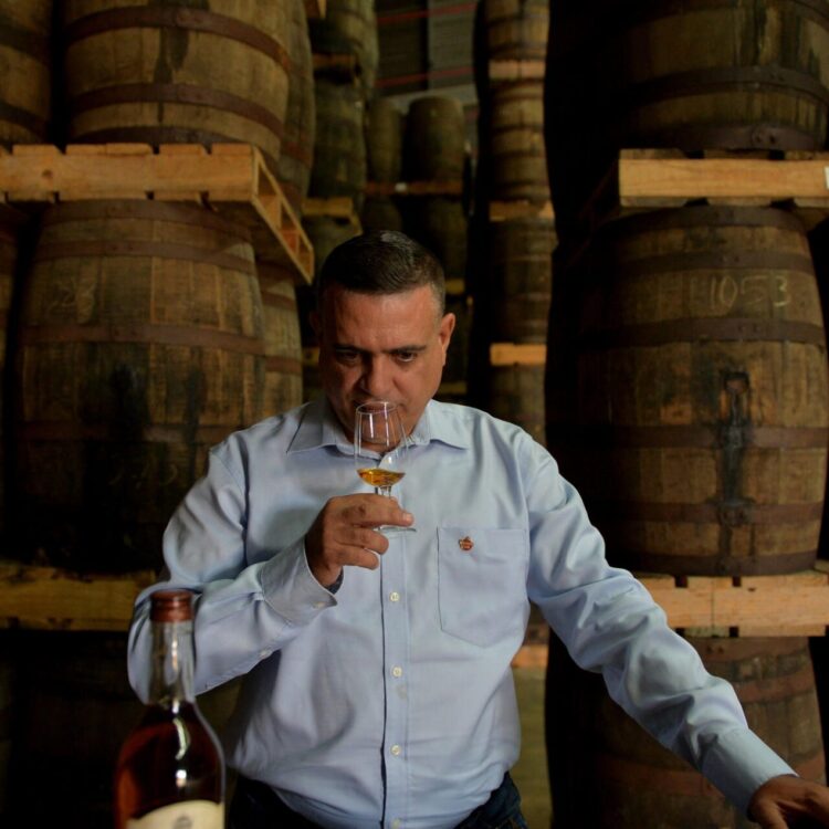 El maestro ronero cubano Asbel Morales prueba el ron Havana Club, en la destilería San José de Havana Club, en San José de las Lajas, provincia de Mayabeque, Cuba, el 15 de marzo de 2018. Foto: AFP.