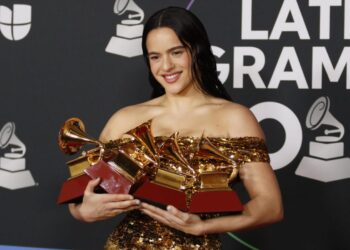 La cantante española Rosalía posa con múltiples premios y el Álbum del año por 'Motomami' durante la 23ª edición de los premios Grammy Latinos en el Michelob Ultra Arena del Mandalay Bay en Las Vegas, Nevada, el 17 de noviembre de 2022. Foto: AFP.