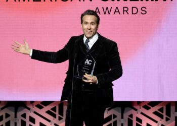 Hollywood honra a Ryan Reynolds, superhéroe convertido en dueño de modesto club de fútbol