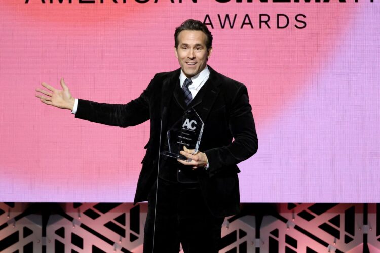Hollywood honra a Ryan Reynolds, superhéroe convertido en dueño de modesto club de fútbol