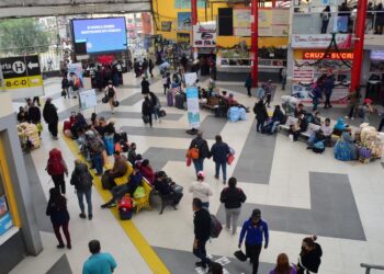 Pasajeros se quedan varados ante la suspensión de las salidas. Foto: Archivo