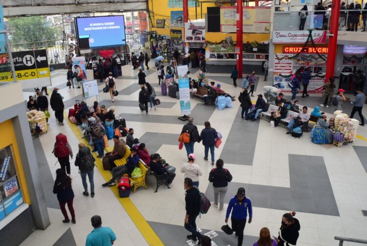 Pasajeros se quedan varados ante la suspensión de las salidas. Foto: Archivo