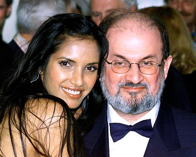 Salman Rushdie revela extracto de su próxima novela cuatro meses después de su ataque