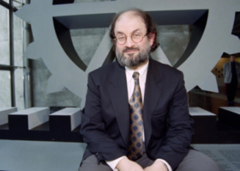 El escritor británico de origen indio Salman Rushdie, autor de los 'Versos satánicos', posa el 29 de junio de 1993 en el Louvre, en París. Foto: AFP.