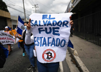 Opositores salen a las calles de El Salvador para protestar contra Bukele en el Día de la Independencia