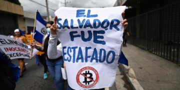 Opositores salen a las calles de El Salvador para protestar contra Bukele en el Día de la Independencia