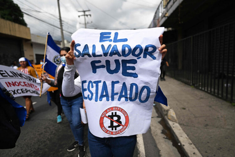 Opositores salen a las calles de El Salvador para protestar contra Bukele en el Día de la Independencia