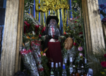 Fieles festejan con música, licor y velas al santo popular San Simón. Foto: AFP.