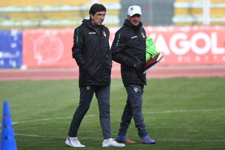 Gustavo Costas prueba una inédita defensa