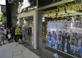 Los argentinos agotan las camisetas con la tercera estrella y buscan más…