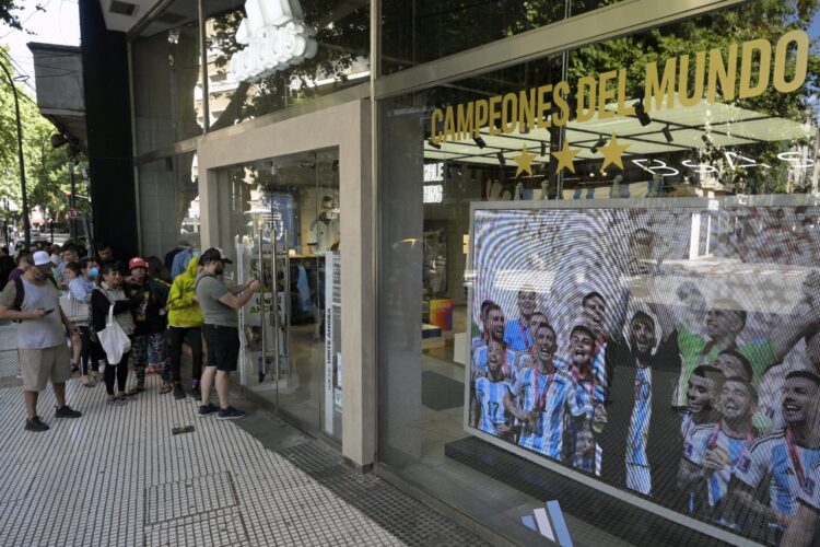 Los argentinos agotan las camisetas con la tercera estrella y buscan más…