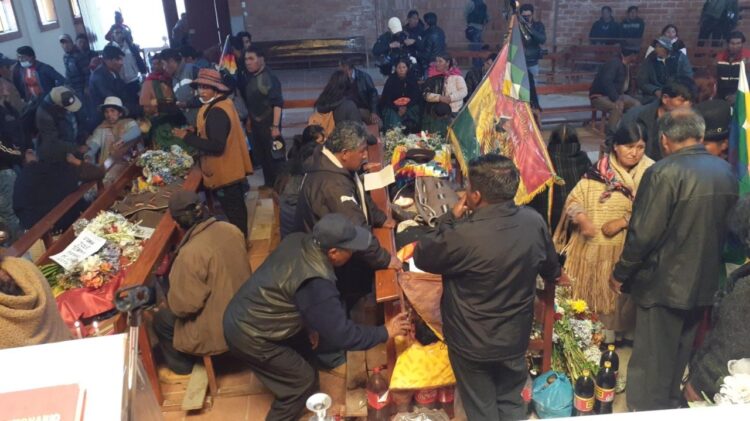 Los muertos de la masacre en Senkata eran velados sobre los bancos de la iglesia 25 de Julio. Foto: Archivo