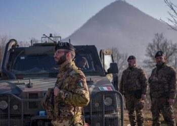 Soldados italianos que sirven en una misión internacional de mantenimiento de la paz dirigida por la OTAN en Kosovo patrullan cerca de una carretera bloqueada con camiones por los serbios en el pueblo de Rudare, cerca de la ciudad de Zvecan. Foto: Armend Nimani.