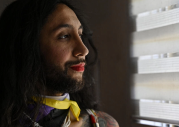 Shane Cienfuegos posa durante una entrevista con AFP en su domicilio en Santiago de Chile el 23 de octubre de 2022. Foto: AFP.