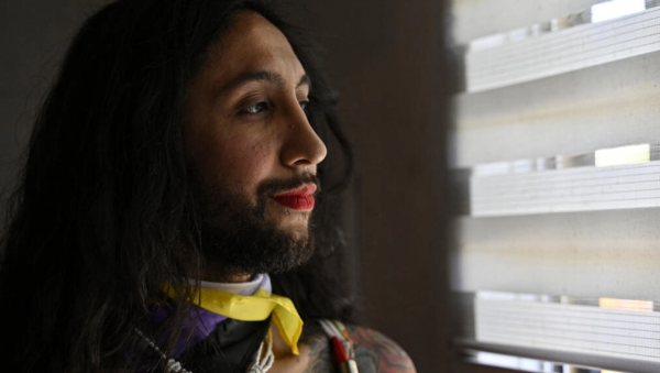 Shane Cienfuegos posa durante una entrevista con AFP en su domicilio en Santiago de Chile el 23 de octubre de 2022. Foto: AFP.