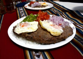 Una muestra del tradicional silpancho cochabambino. Foto: Ministerio de Culturas.