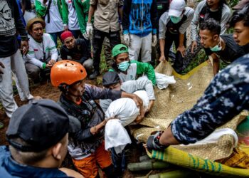El seísmo tuvo lugar el lunes a las 13.21 horas (hora local), con su epicentro diez kilómetros al sur de Cianjur. Foto: AFP
