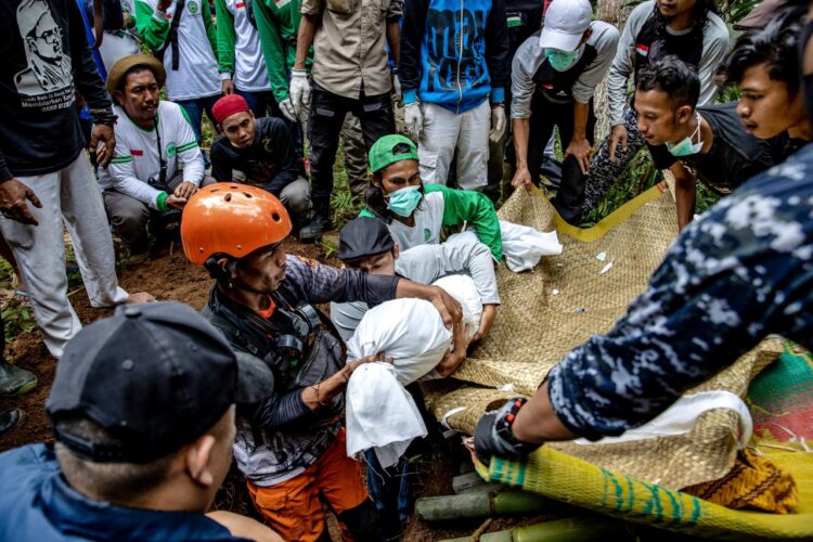 El seísmo tuvo lugar el lunes a las 13.21 horas (hora local), con su epicentro diez kilómetros al sur de Cianjur. Foto: AFP