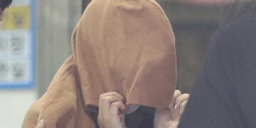 Una mujer de 42 años compareció ante un tribunal de Nueva Zelanda, donde enfrenta cargos por el asesinato de sus dos hijos.