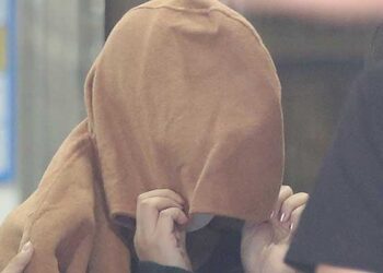 Corea del Sur extradita a sospechosa de matar niños hallados en valijas.