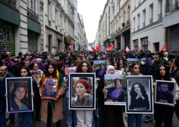 Centenares de personas se reunieron este lunes en París en una marcha en homenaje a las víctimas. Foto: AFP.