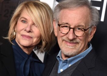 El director de cine estadounidense Steven Spielberg y su esposa, la actriz Kate Capshaw, en el preestreno de la película "The Fabelmans" en Hollywood, el 6 de noviembre de 2022. Foto: AFP.