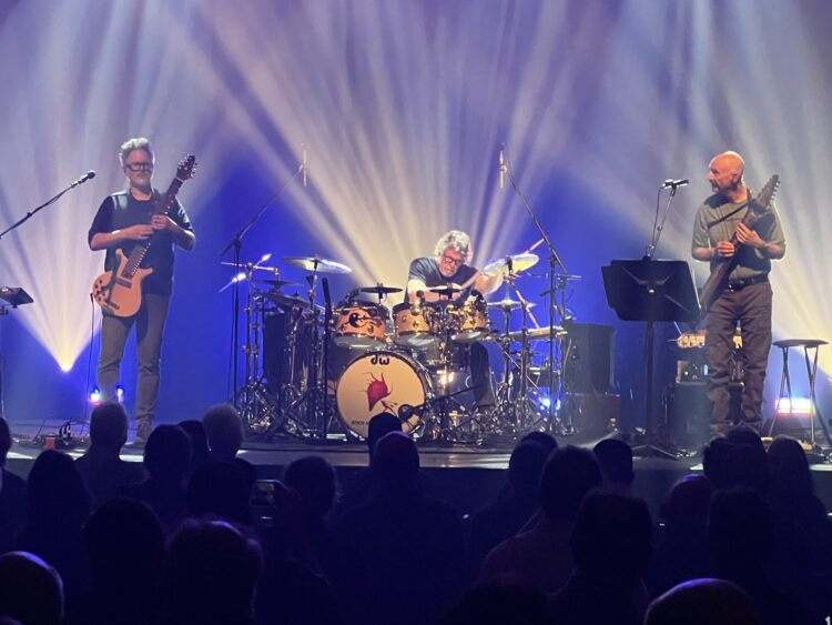 El súper trío de rock progresivo Stick Men vuelve a Bolivia