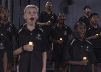 Varios chicos participan en el ensayo del coro de Drakesnberg, en Sudáfrica, el 9 de diciembre de 2022. Foto: AFP.